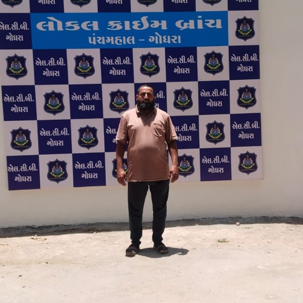 પંચમહાલ પોલીસે બે વોન્ટેડ આરોપીઓને ઝડપ્યા:LCB અને SOGએ રાઇફલ-ઘરફોડ ચોરી અને જુગારના ગુનામાં કાર્યવાહી કરી