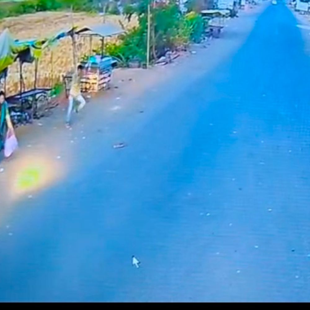 મહીસાગરમાં રોડની સાઈડમાં ઊભેલી મહિલાને ઈકોએ અડફેટે લીધી, CCTV:લુણાવાડાના મલેકપુરમાં કારે બાઈકસવારને ઉલાળ્યા, ગાડી મૂકીને ચાલક નાસી છૂટ્યો