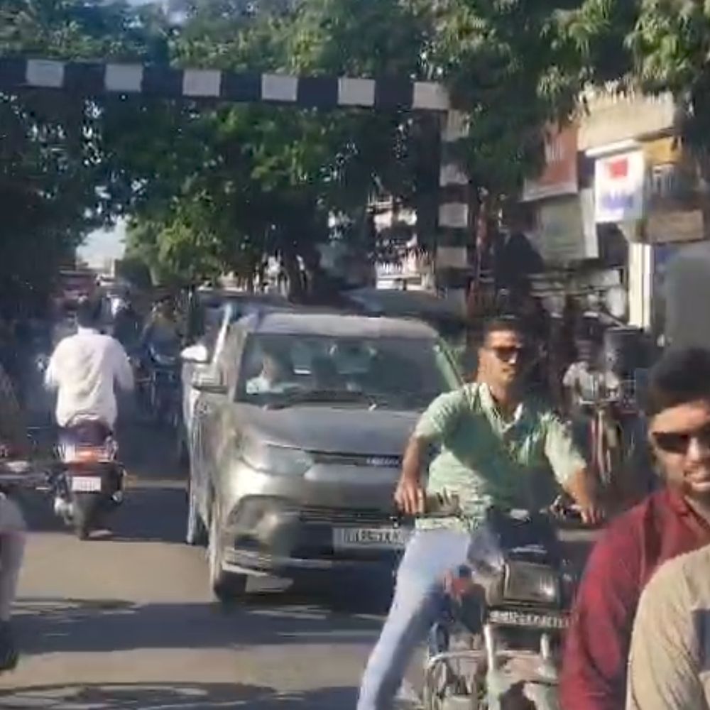 લીમડા ચોકમાં આખલા યુદ્ધ: વાહનચાલકો કલાકો સુધી અટવાયા.