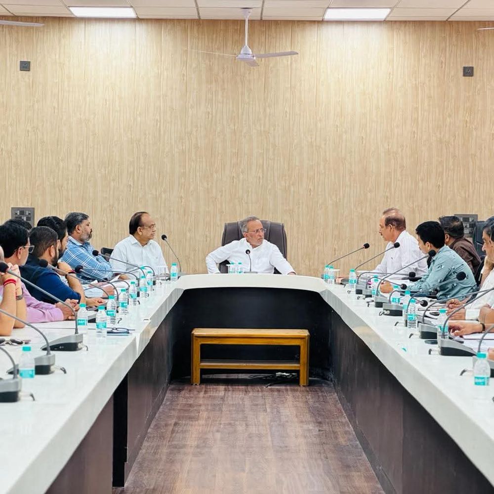 માછીમાર આગેવાનોએ પ્રશ્નો અંગે મંત્રીને રજુઆત કરી.
