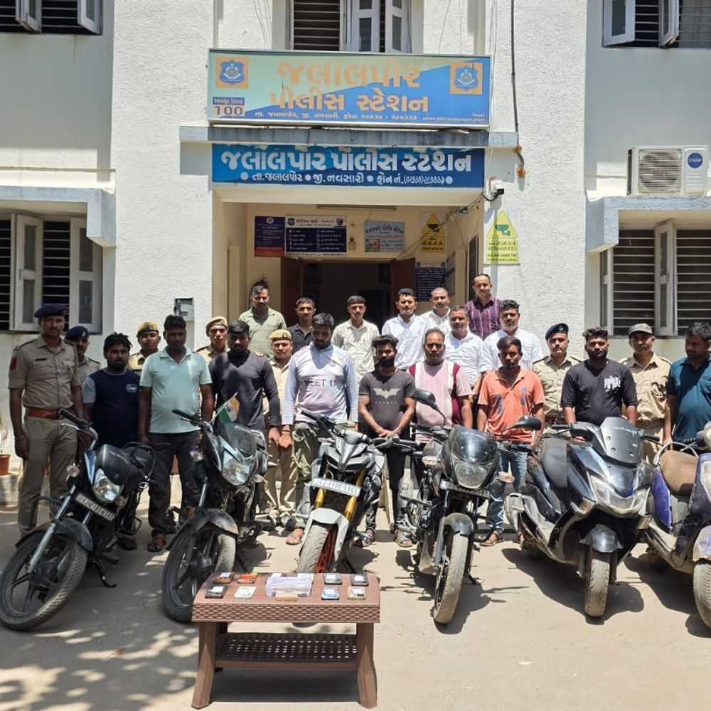 નવસારીમાં જુગારધામ પર પોલીસનો દરોડો:અબુ ટંડેલના ઘરેથી 9 શખ્સો ₹5.76 લાખના મુદ્દામાલ સાથે ઝડપાયા