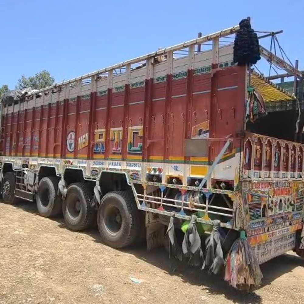 વલસાડમાં પશુ ક્રૂરતાનો પર્દાફાશ:ટ્રકમાં બે માળ બનાવી 112 બકરા બાંધ્યા, ₹30.50 લાખના મુદ્દામાલ સાથે રાજસ્થાનના 5 આરોપીઓ ઝડપાયા