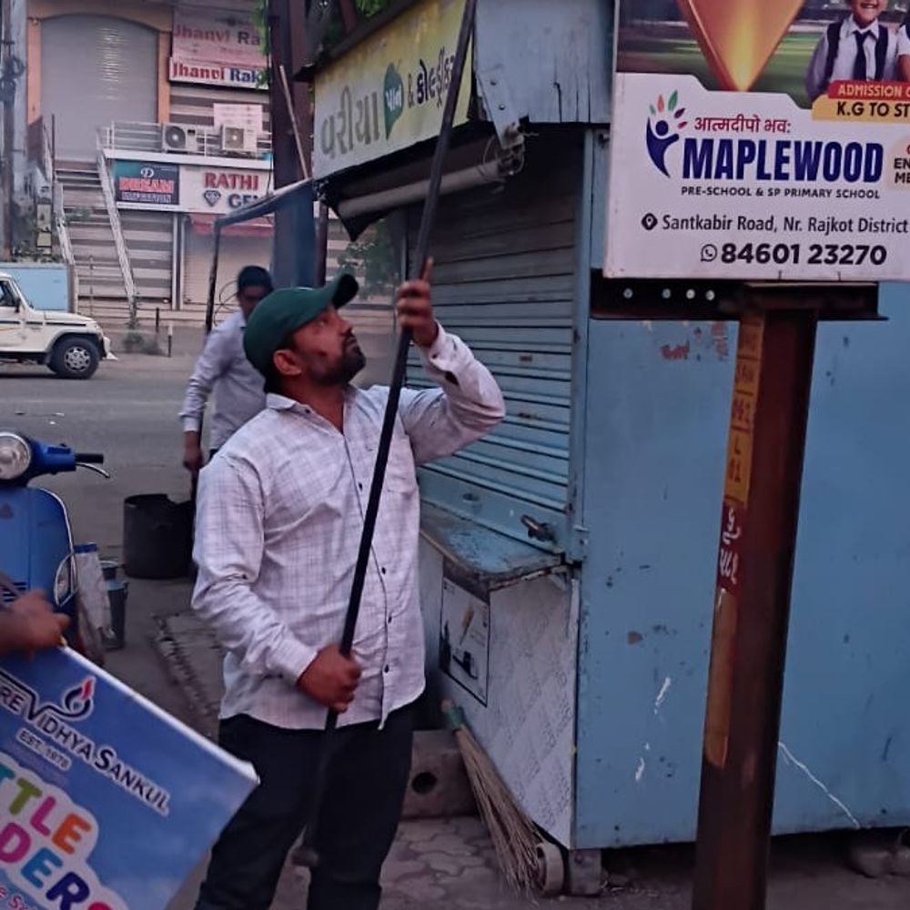 રાજકોટ મનપાની એકનો ગોળ, એકને ખોળની નીતિ:જાણીતી શાળાઓ, વેપારીઓની અનધિકૃત જાહેરાતો સામે લાલઆંખ, રાજકીય બેનરો સામે આંખ આડા કાન !