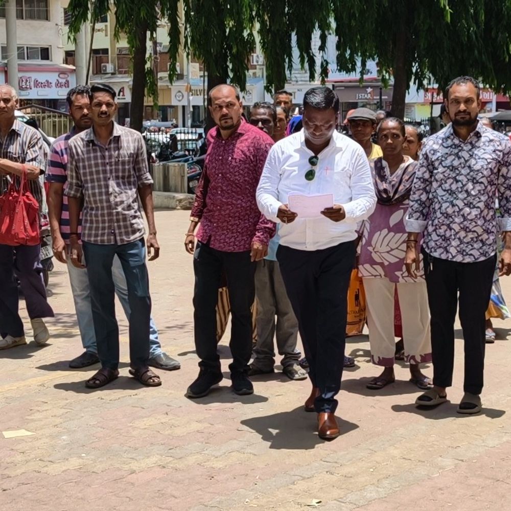 નવસારીના ઢેલતલાવડીમાં પાણી મુદ્દે શ્રમિકોનો પાલિકા પર હલ્લાબોલ:નવી લાઇનના ખોદકામ બાદ પાણી સાવ બંધ થતાં સ્થાનિકોનો આક્રોશ; વોટર વર્ક્સના ડે. એન્જિનિયરે આશ્વાસન આપ્યું