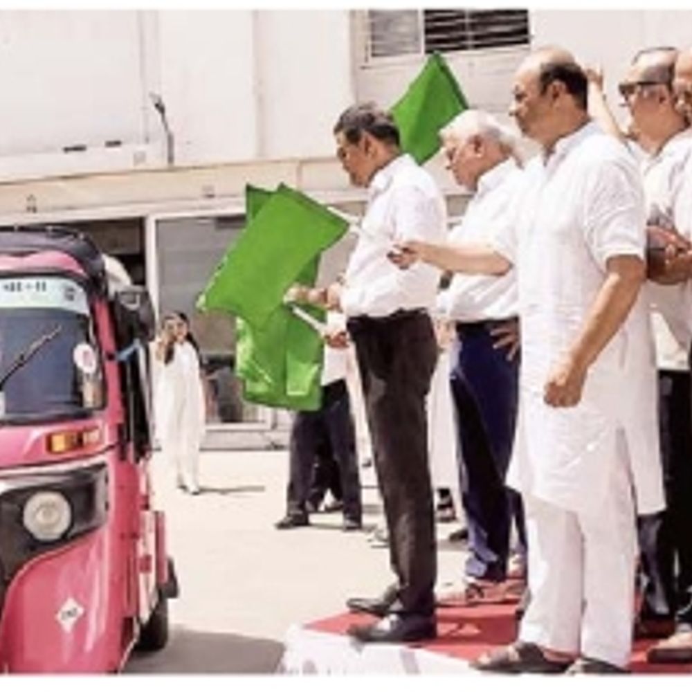 આત્મનિર્ભર:મહિલાઓને પગભર કરવા 12 પિંક ઓટોરિક્ષા અપાઈ