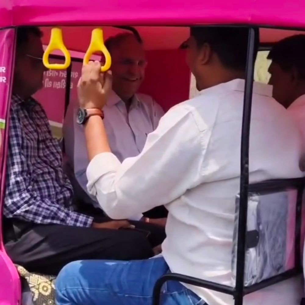શહેરાના ધારાસભ્ય જેઠાભાઈ ભરવાડે ઇ-રિક્ષામાં સફર કરી:વોકલ ફોર લોકલ' અને ગ્રીન એનર્જીને પ્રોત્સાહન આપ્યું