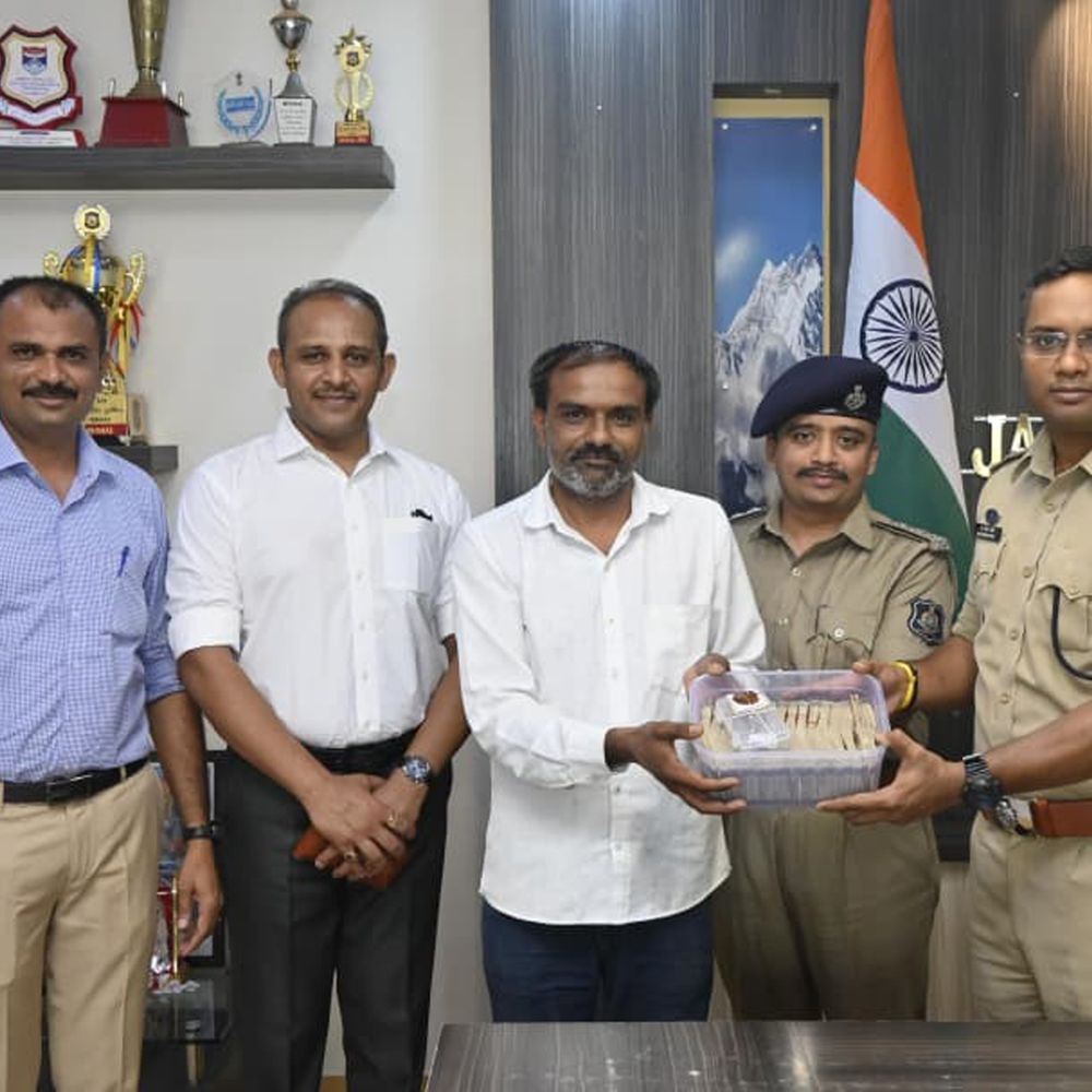 ખેડૂતને 8 લાખનો મુદ્દામાલ, પોલીસની ત્વરિત કાર્યવાહીથી રોકડ અને વીંટી પરત.