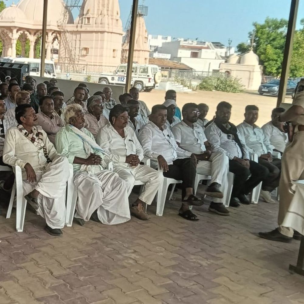 કાયદો, વ્યવસ્થા અને સુરક્ષા મુદ્દે કાકોશીમાં પોલીસની બેઠક:PSI લીંબાચીયાએ કહ્યું- ગામોમાં CCTV લગાવો, ધાર્મિક સંગઠનોની જાણ કરો; સરપંચો, આગેવાનો અને વેપારીઓ જોડાયા
