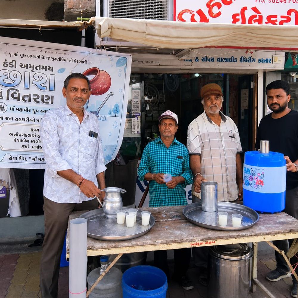 બોટાદમાં મહાવીર ગ્રૂપ દ્વારા છાશ વિતરણ:22 દિવસથી દરરોજ 150 લીટર ઠંડી છાશ અપાય છે