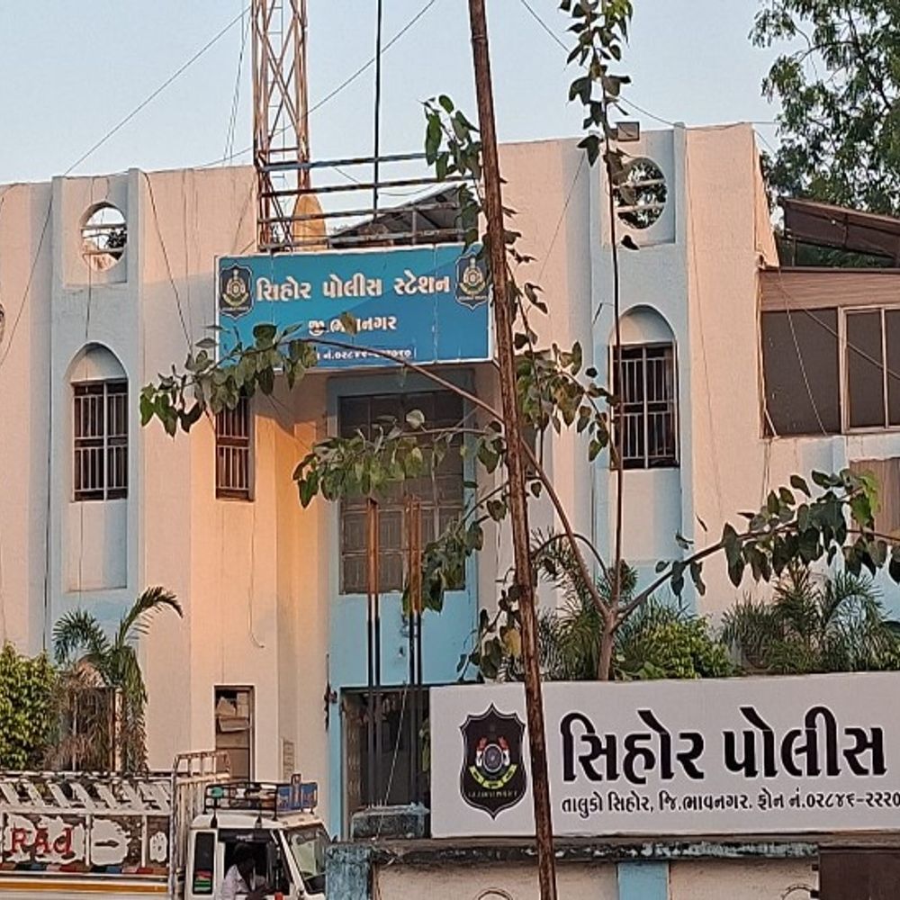 ટ્રાન્સપોર્ટ અને ઇન્ફ્રાસ્ટ્રક્ચર કંપની સાથે 60 હજારની છેતરપિંડી:બંને ડ્રાઈવરોએ સુપરવાઇઝરને રૂ.2000ની લાંચ આપીને કૌભાંડ આચર્યું, ત્રણેય વિરૂદ્ધ સિહોર પોલીસ મથકે ફરિયાદ નોંધાઈ