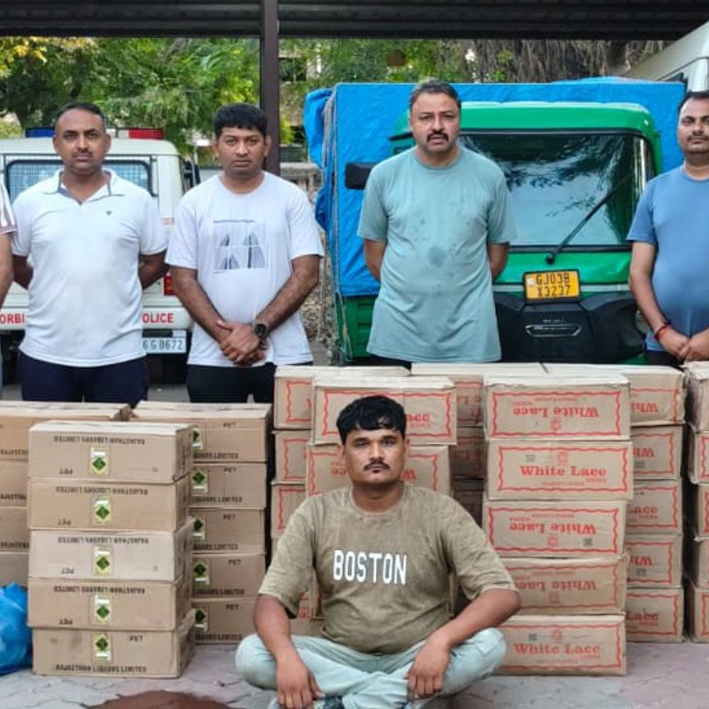 મોરબી નજીકથી દારૂ ભરેલી રિક્ષા ઝડપાઈ, 2448 બોટલ સાથે એક પકડાયો.
