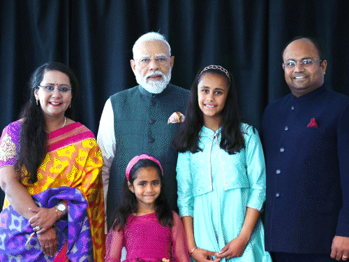 PM મોદીએ નેધરલેન્ડમાં ગુજરાતી પરિવાર સાથે પ્રોટોકોલ તોડી કરી વાતચીત.