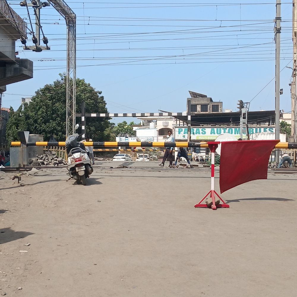 વિજલપોરમાં રેલવે ફાટક બંધ, બ્રિજ કામથી હાલાકી ચરમસીમાએ.