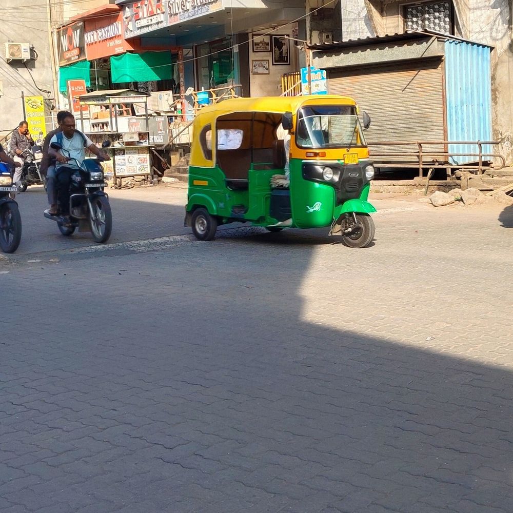 કસક ગરનાળા પાસે કામગીરીમાં બેદરકારી, પુરાણ નહીં થતા ખાડો પડવાનું શરૂ.