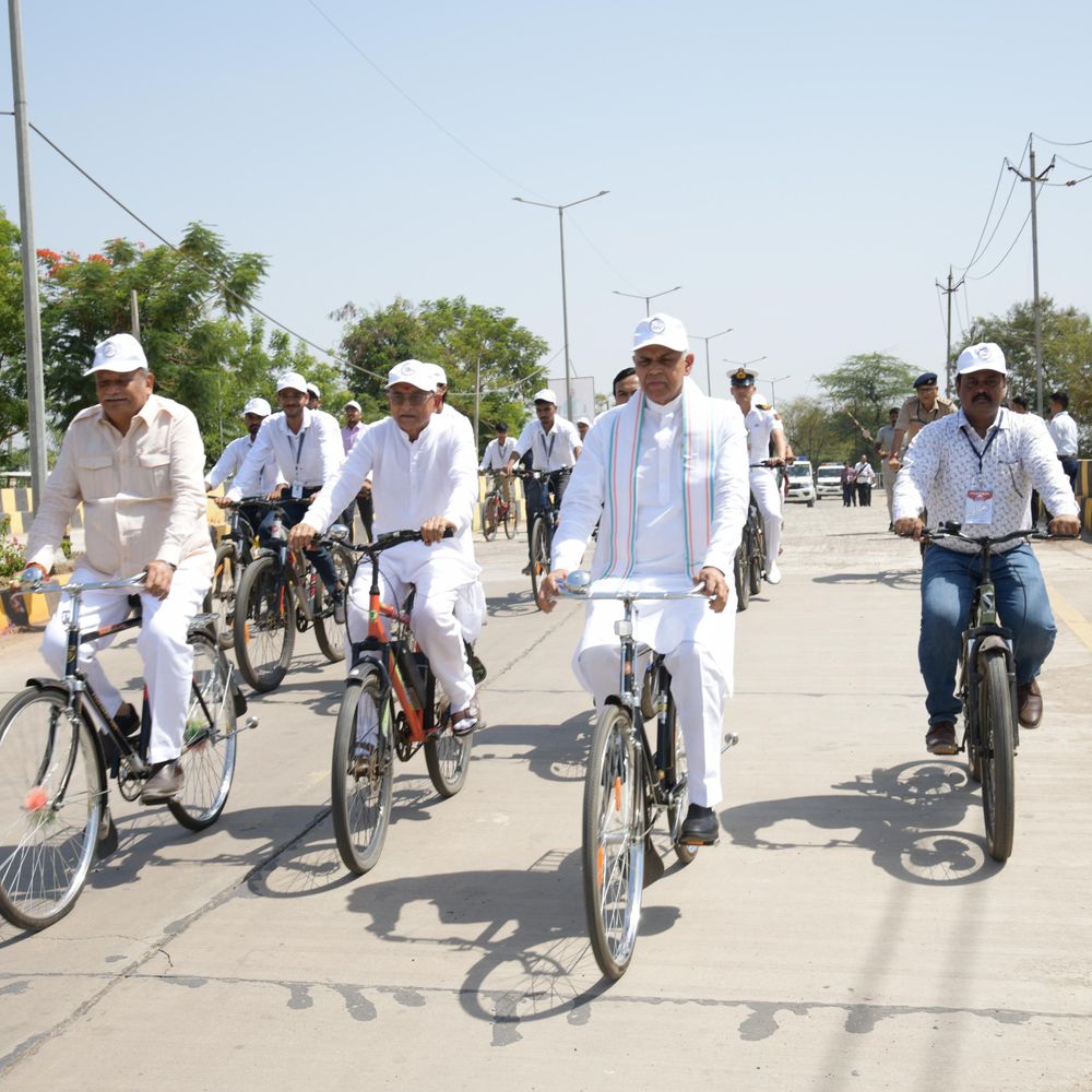 રાજ્યપાલે વીઆઇપી કલ્ચર છોડી સાદગીપૂર્ણ સફર કરી