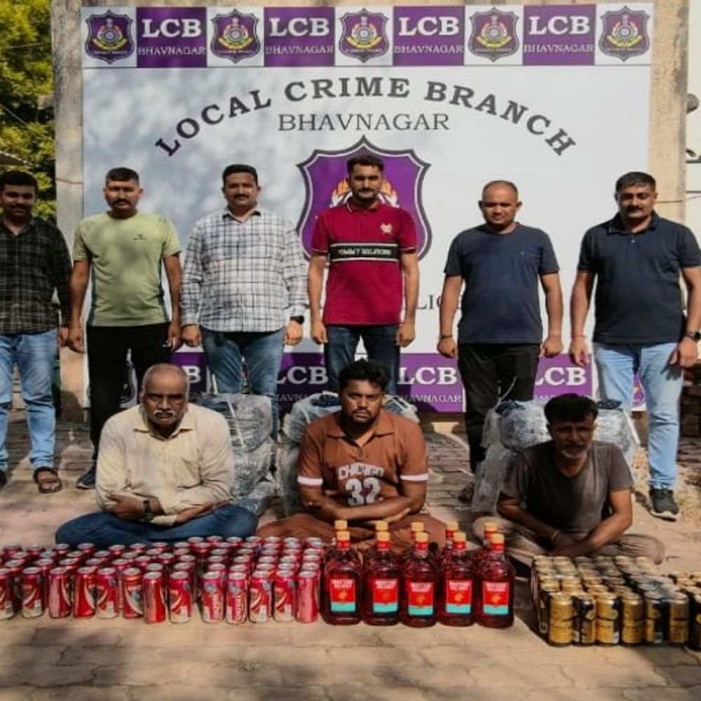 પાયલોટિંગ સાથે દારૂની હેરાફેરી નિષ્ફળ:મહારાષ્ટ્રથી કપડાં ના પાર્સલની આડમાં કારમાં લવાતો વિદેશી દારૂનો જથ્થો ઝડપાયો, કાર-સ્કૂટર અને 3 ઇસમો સાથે રૂ.2.91 લાખનો મુદ્દામાલ જપ્ત, મુખ્ય બુટલેગર ફરાર