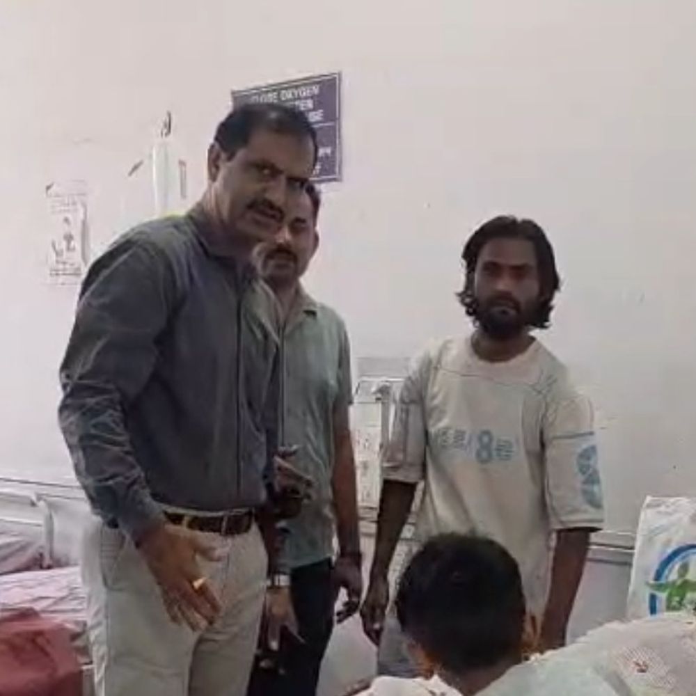 ‘મારા કારીગરની પત્નીએ દવા પીધી, પણ સરનામું ખબર નથી!’:બીમારીથી કંટાળી ઝેરી દવા પી લેનારી મહિલાને અમરોલી પોલીસે શોધીને જીવ બચાવ્યો, સારવારનો ખર્ચ પણ આપ્યો