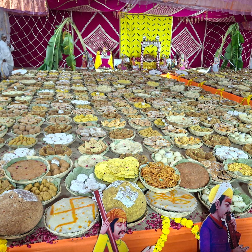 વલસાડના ગાદીજી મંદિરમાં બે દિવસીય પ્રેરણા પર્વ:151 વર્ષના ઇતિહાસમાં પ્રથમ વખત આયોજન, વિકી બાવાએ છપ્પન ભોગ અને અન્નકૂટનું દિવ્ય મહત્વ સમજાવ્યું