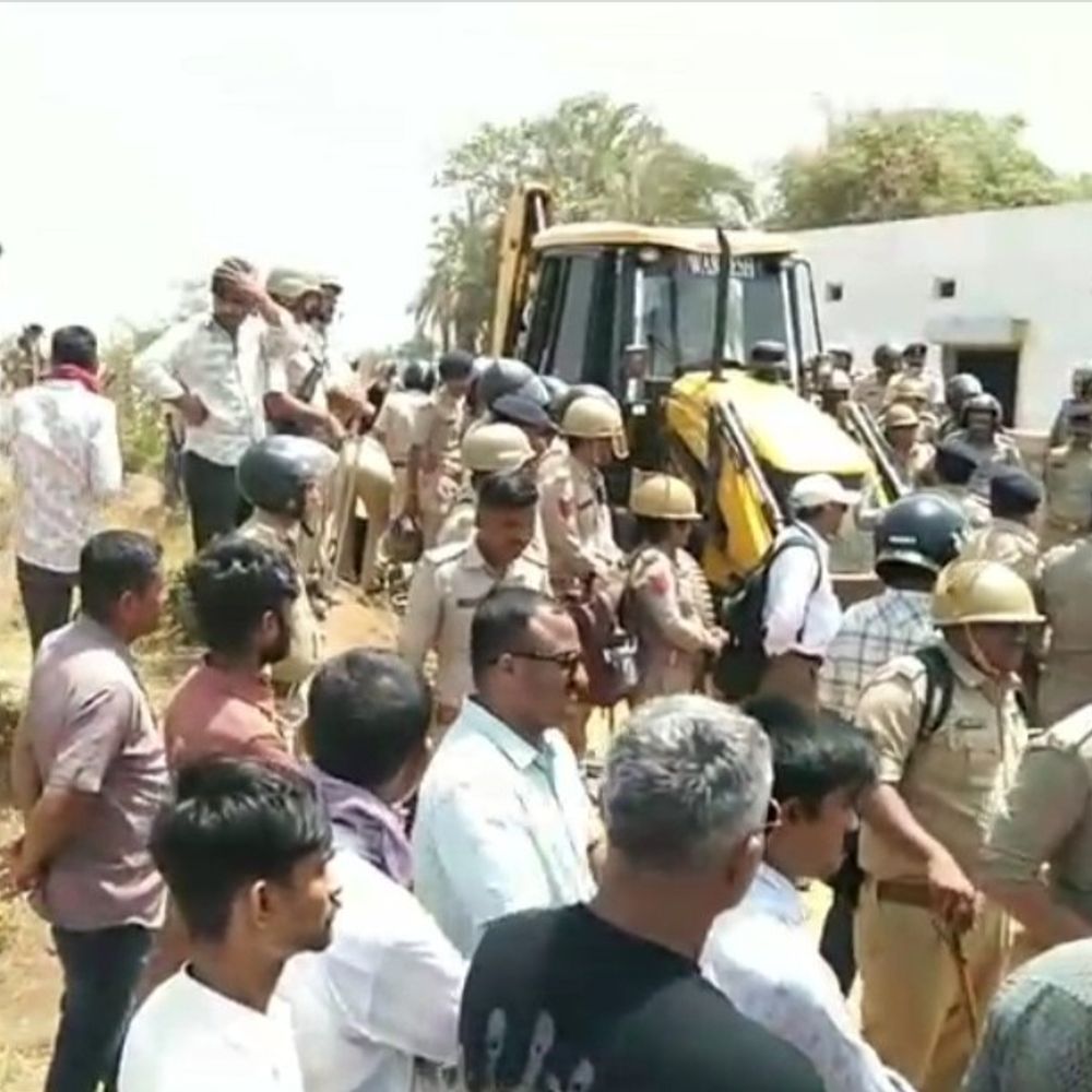 "સરકાર-પોલીસ અમને આતંકવાદી સમજે છે":ધ્રાંગધ્રામાં પાવરગ્રીડની કામગીરીનો વિરોધ કરી રહેલા 200થી વધુ ખેડૂતોની અટકાયત, વજ્ર વાહન સાથે પોલીસના ધાડેધાડા, પોલીસ-ખેડૂતો વચ્ચે ઘર્ષણ