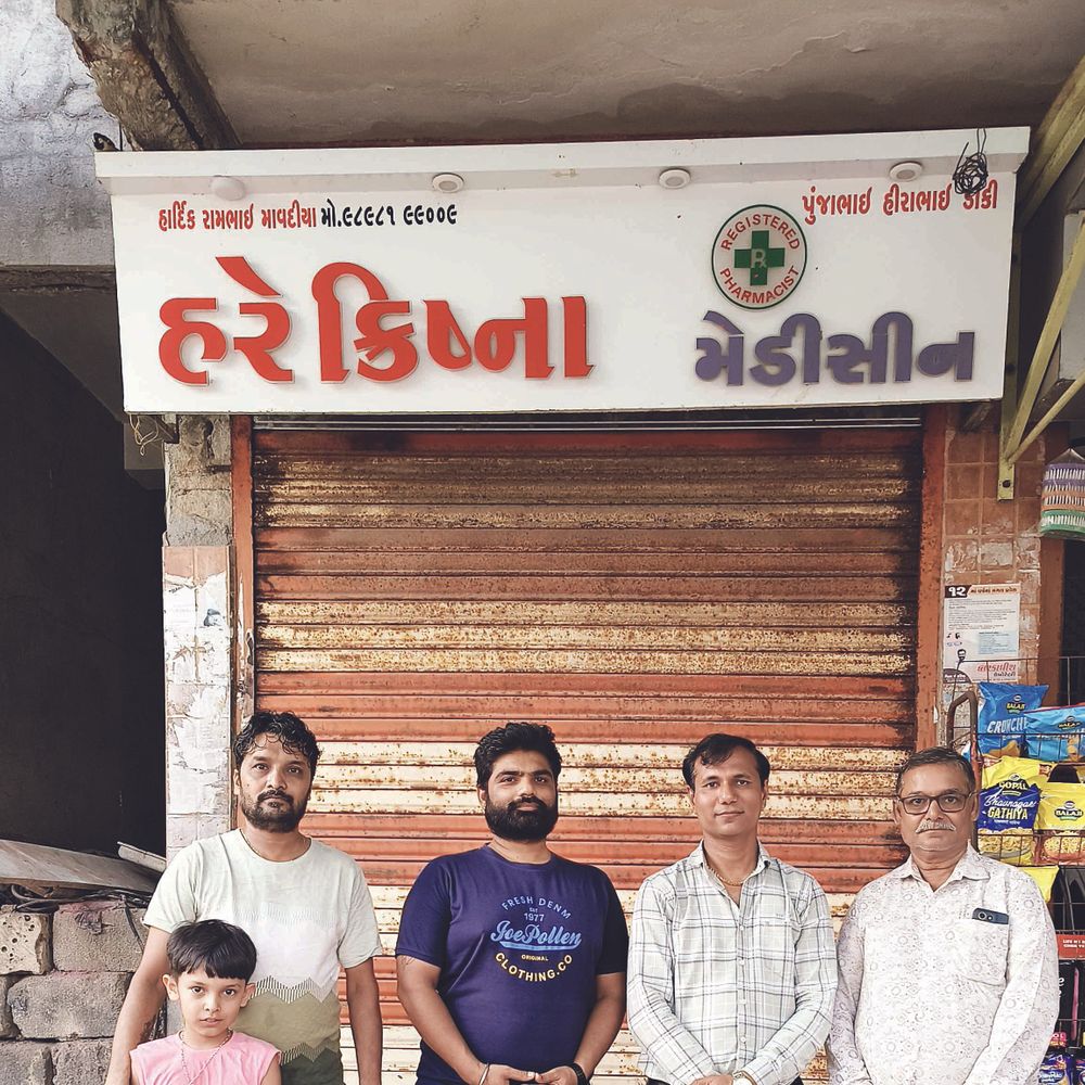 માધવપુર ઘેડના મેડિકલ સ્ટોર્સ ઓનલાઇન ફાર્મસીના વિરોધમાં સજ્જડ બંધ!