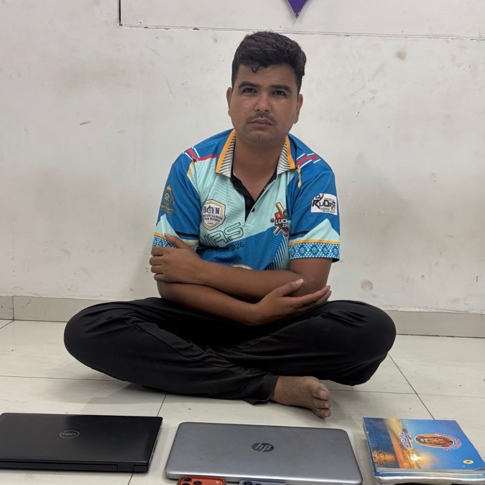 હજીરાની કંપનીમાં નોકરી કરતો યુવક સટ્ટામાં ઝડપાયો:'કલ્યાણ મિલન', 'રાજધાની' અને 'કર્ણાટકા ડે' જેવા મટકા બજારના ખુલતા આંકડાઓ પર ગ્રાહકો પાસેથી ઓનલાઇન બેટિંગ લેતો