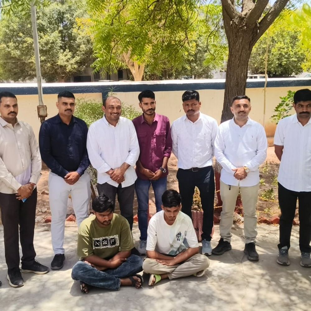 આણંદપુર લૂંટનો ભેદ ઉકેલાયો, બે આરોપી ઝડપાયા:રૂ. 85,000ના મુદ્દામાલ સાથે આરોપીઓ પકડાયા