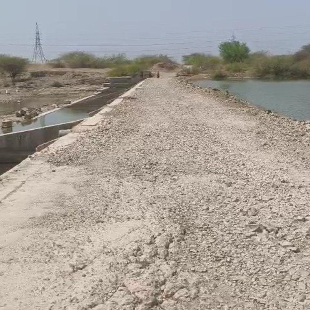ચેકડેમ પરનો બિસ્માર રસ્તો ચોમાસામાં બંધ થશે:ગઢડાના નાના સખપર- ઉગામેડીને જોડતો પુલ બનાવવા માગણી તીવ્ર બની