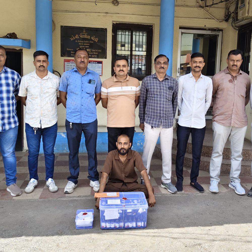 નશાકારક કફ સિરપના રેકેટનો પર્દાફાશ:SOGએ 119 બોટલો સાથે એકને ઝડપ્યો, પાનના ગલ્લાવાળા સહિત 4 સામે ગુનો