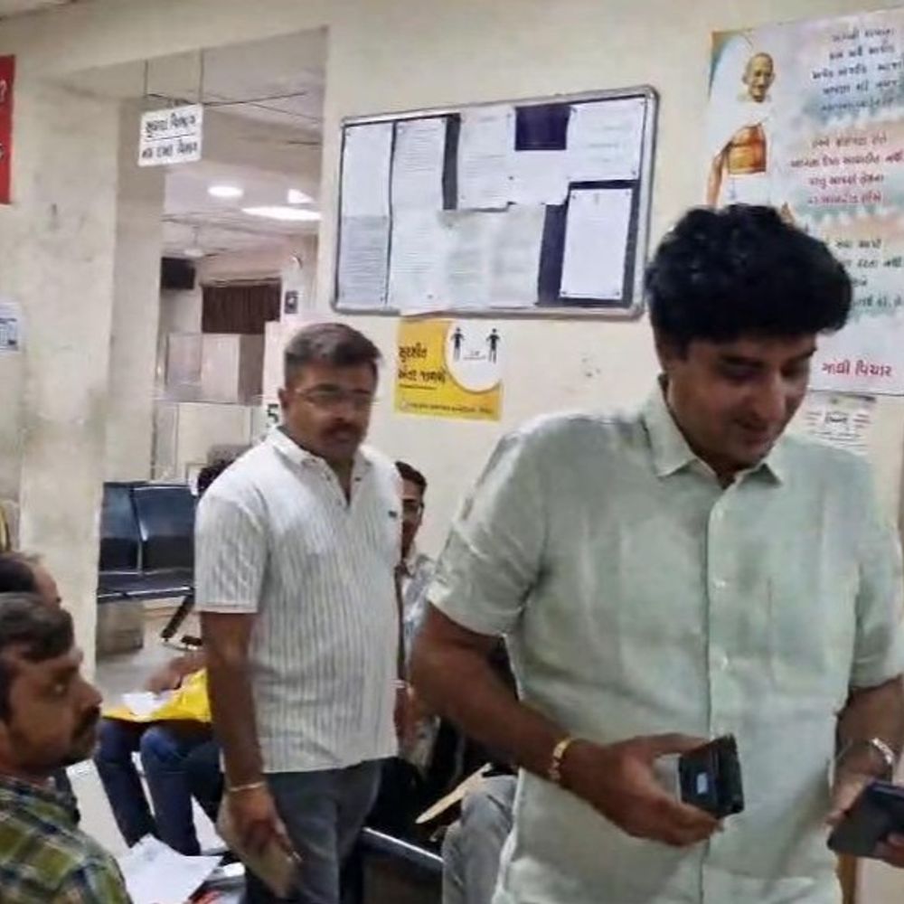 મેયર સહિતનાં પદાધિકારીઓ લોકોની વ્હારે આવ્યા:રાજકોટ મનપાનાં જન્મ-મરણ વિભાગની ઓચિંતી મુલાકાત લીધી, અરજદારો માટે પાણી, છાંયડા અને બેસવાની વ્યવસ્થા કરવા આદેશ