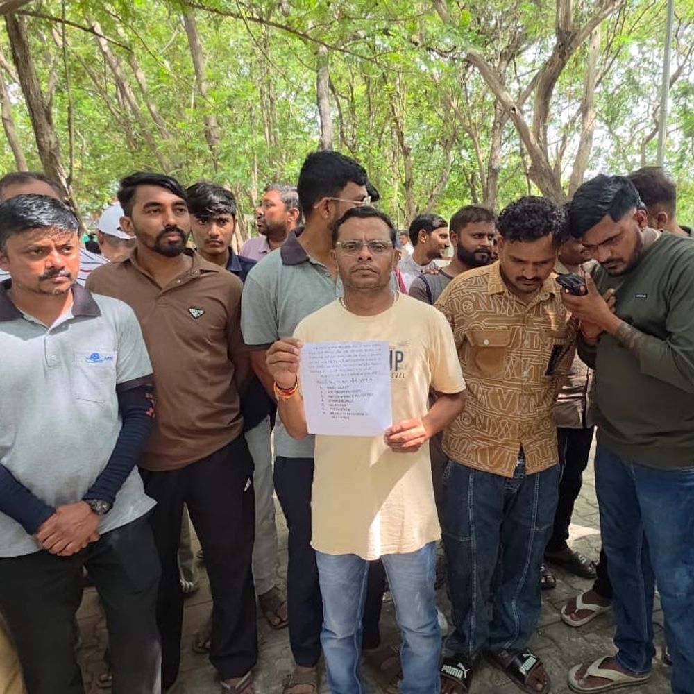 હજીરામાં અદાણી પોર્ટના કોન્ટ્રાક્ટ બેઝ ક્રેન ઓપરેટરોની હડતાળ:ઈન ફ્યુચર તકલીફ પડશેની ધમકી આપી હોવાનો પોલીસ પર આક્ષેપ, સુરત પોલીસ કમિશનરને લેખિતમાં રજૂઆત