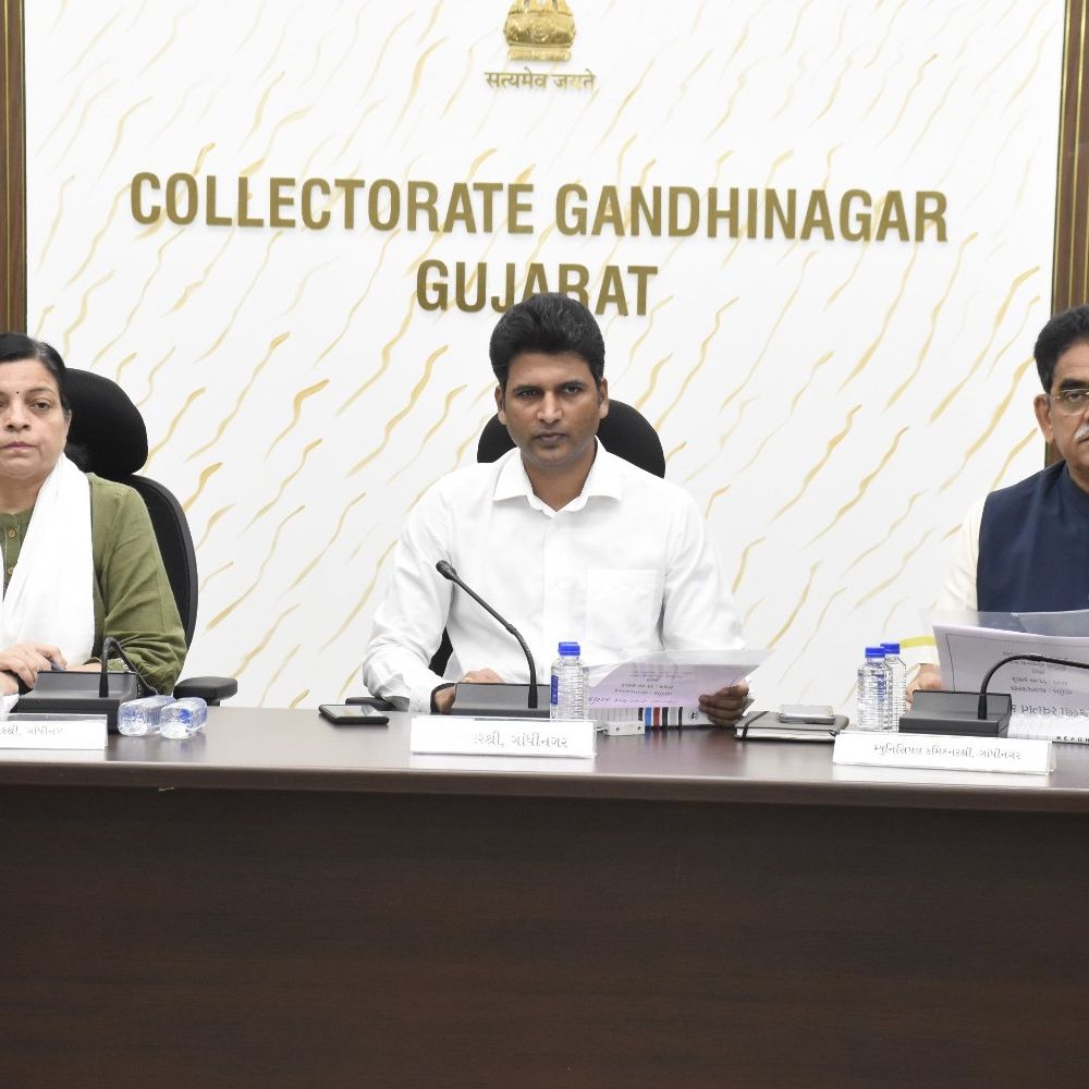 કલેક્ટરની અધ્યક્ષતામાં નાગરિકોની સમસ્યાઓનો તુરંત અંત આવ્યો:ગાંધીનગરના જિલ્લા સ્વાગતમાં 18માંથી 16 પ્રશ્નોનો સ્થળ પર જ નિકાલ, અધિકારીઓને સમયબદ્ધ કાર્યવાહીની તાકીદ