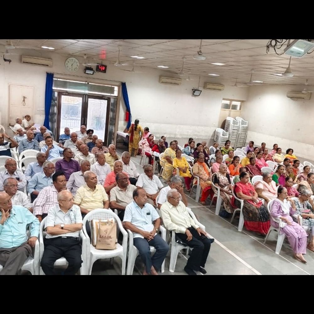 મણિનગરમાં સિનિયર સિટિઝન્સ માટે આરોગ્ય જાગૃતિ કાર્યક્રમ:ઘૂંટણ, પ્રોસ્ટેટ, કેન્સર પર નિષ્ણાત ડોકટરોએ માર્ગદર્શન આપ્યું