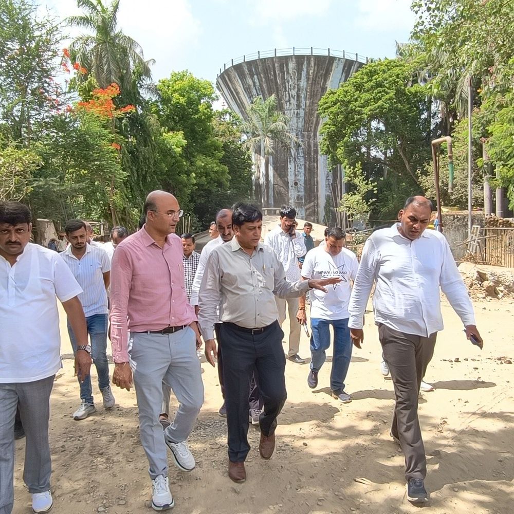 નવસારી મેયર હોદ્દો સંભાળતાં જ ફિલ્ડ પર ઉતર્યા:AC કેબિન છોડી લુન્સીકુઇ મેદાનના ગ્રીલ વિવાદનો સ્થળ પર ઉકેલ લાવ્યા