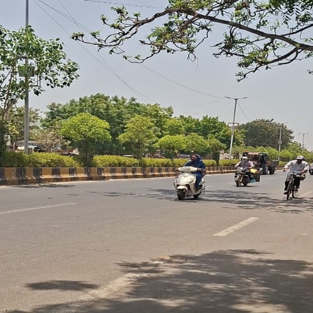 ​મેના અંતમાં કાળઝાળ ગરમી:સતત બે દિવસથી તાપમાનનો પારો 42 ડિગ્રીને પાર, સમી સાંજ સુધી 30 કિ.મી.ની ઝડપે ગરમ લૂ ફેંકાઈ