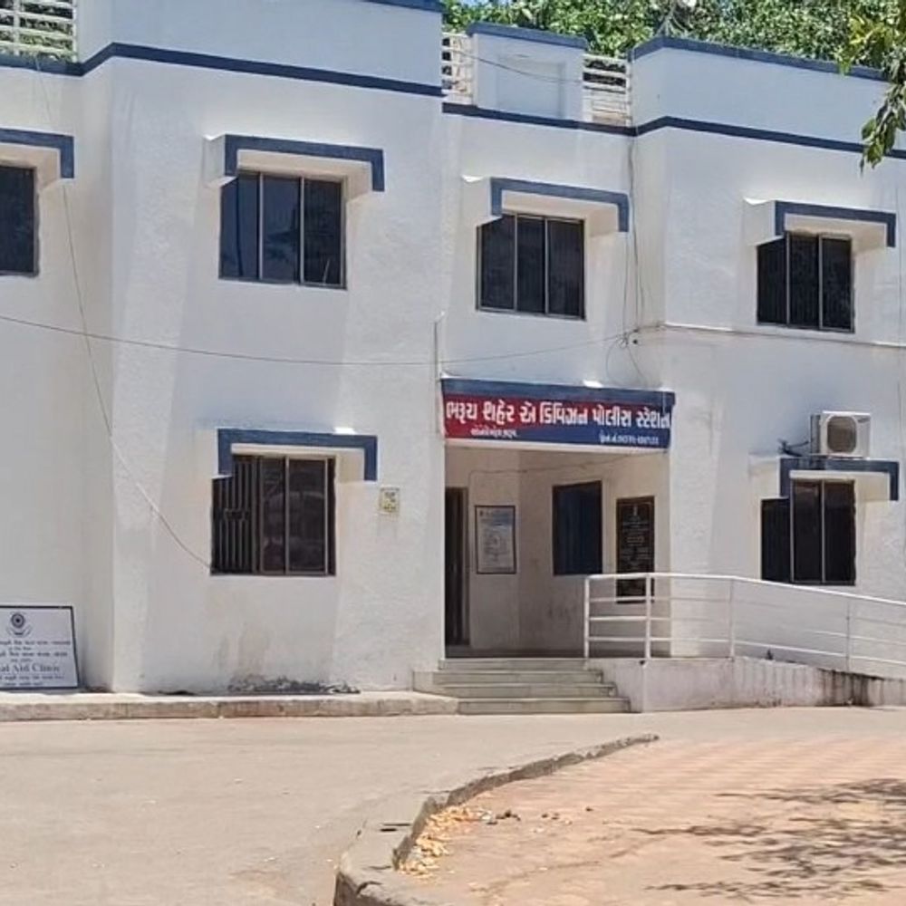 ભરૂચમાં શ્વાનના મોઢામાં નવજાતનો મૃતદેહ મળ્યો:તાજા જન્મેલા બાળકનો ત્યજી દેવાયેલો મૃતદેહ, પોલીસે તપાસ શરૂ કરી