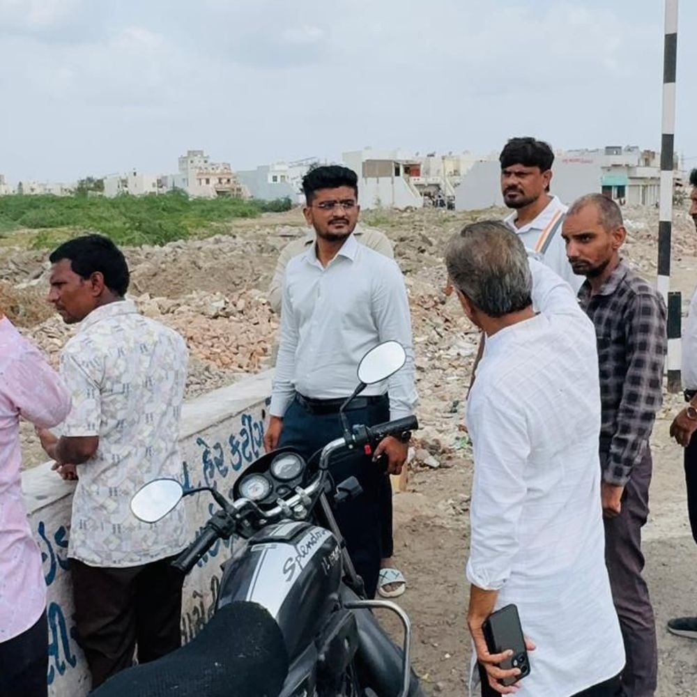 મેયરે પ્રી-મોન્સૂન કામગીરીની મુલાકાત લીધી:મોરબીના કુબેર નવલખી ફાટક પાસે વોટરલોગિંગ અટકાવવા માટે કચરો હટાવવા સૂચના આપી