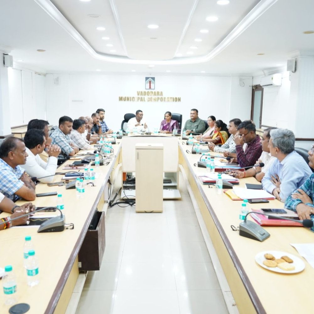 ક્લાસ 1-2ના અધિકારીઓએ વડોદરા ન છોડવા આદેશ:ચોમાસાને લઈને વડોદરા મનપા એક્શન મોડમાં, 1 જૂનથી સેન્ટ્રલ કંટ્રોલ રૂમ 24 કલાક કાર્યરત રહેશે