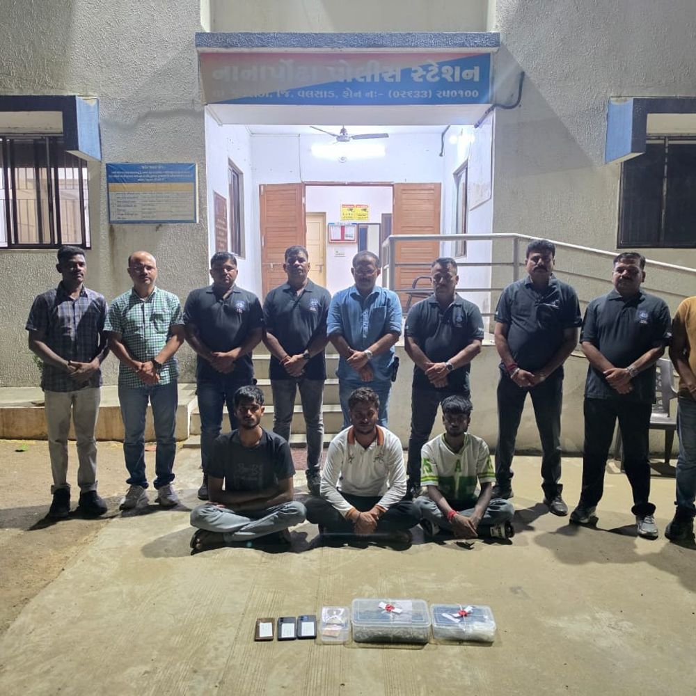 વલસાડના નાનાપોંઢામાં SOGનો દરોડો, 20 હજારનો ગાંજો જપ્ત:3 શખસ ઝડપાયા, 58 હજારનો મુદ્દામાલ કબ્જે; બે રીઢા ગુનેગાર