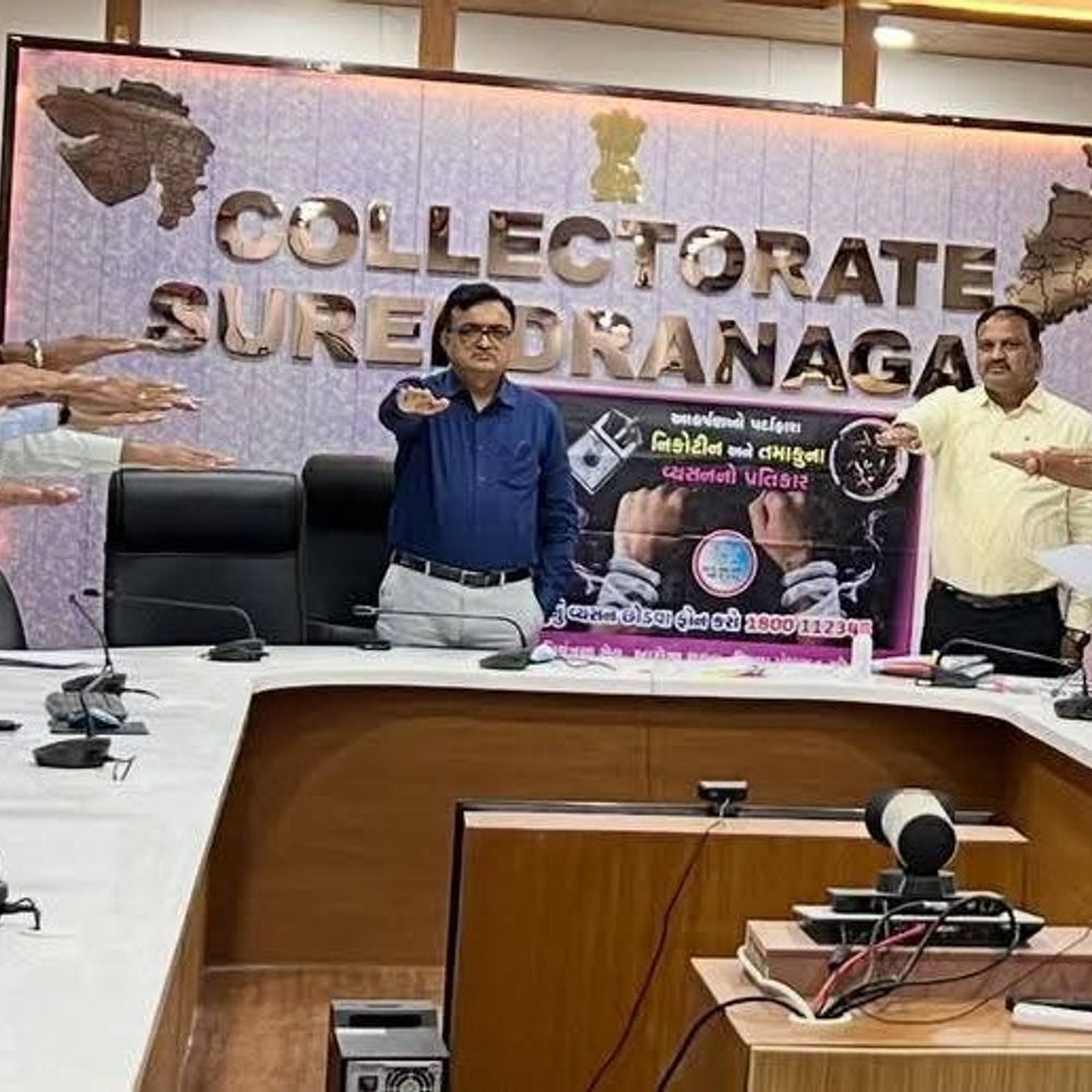 સુરેન્દ્રનગર કલેક્ટર કચેરીના અધિકારીઓએ વ્યસનમુક્તિના શપથ લીધા:વિશ્વ તમાકુ નિષેધ દિવસ પૂર્વે વ્યસનમુક્ત સમાજ નિર્માણનો સંકલ્પ લીધો