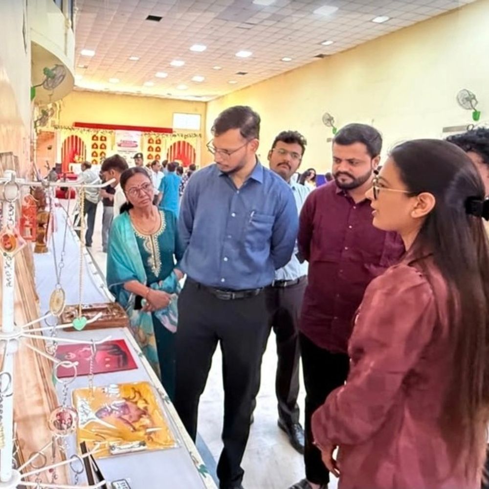 ગોધરામાં કલાકાર આર્ટ્સ ગ્રુપનું પ્રદર્શન:ચંદનબાગ ખાતે બે દિવસીય આયોજન, કલાપ્રેમીઓ ઉમટ્યા