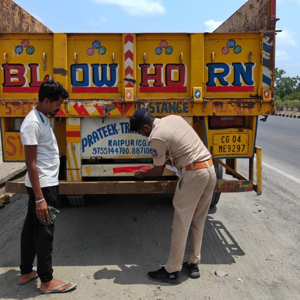 ટ્રાફિક પોલીસની NH-48, એક્સપ્રેસ વે પર અકસ્માતો ઘટાડવા વિશેષ ઝુંબેશ:ગેરકાયદે પાર્કિંગ બદલ રૂ.71,000નો દંડ વસૂલ્યો, રેડિયમ પટ્ટી લગાવાઈ