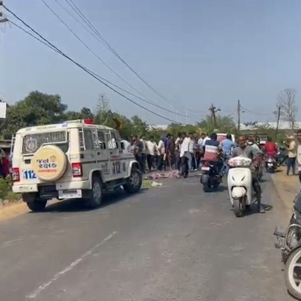 વલસાડના જુજવામાં ટ્રકના વ્હીલ 2 મિત્રો પર ફરી વળ્યાં:વેગનઆર કાર સાથે અથડાતા બાદ રોડ પર પડતાં અકસ્માત નડ્યો, 2ના મોત અને એક ગંભીર રીતે ઈજાગ્રસ્ત
