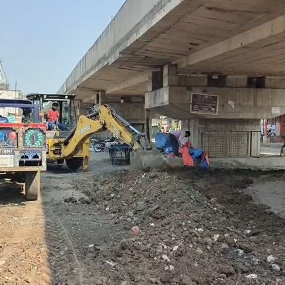 વિજલપોર ઓવરબ્રિજ 5 વર્ષથી અધૂરો, ડાયવર્ઝન રોડ બિસ્માર:ચોમાસા પહેલાં સ્થાનિકોને હાલાકી વધવાની ભીતિ
