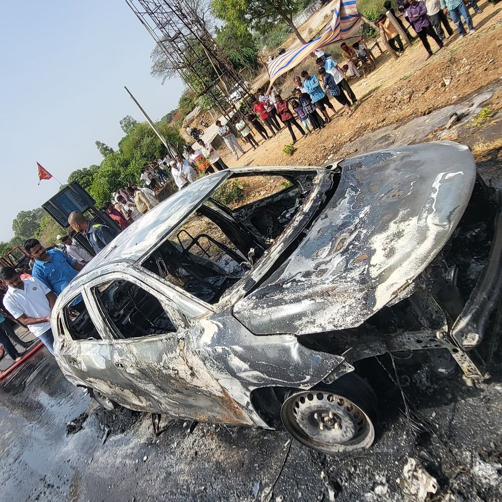 દહેગામ-મગોડી રોડ પર ચાલતી કારમાં ભીષણ આગ:ચાલકે સમયસૂચકતા વાપરી જીવ બચાવ્યો, કાર બળીને ખાખ