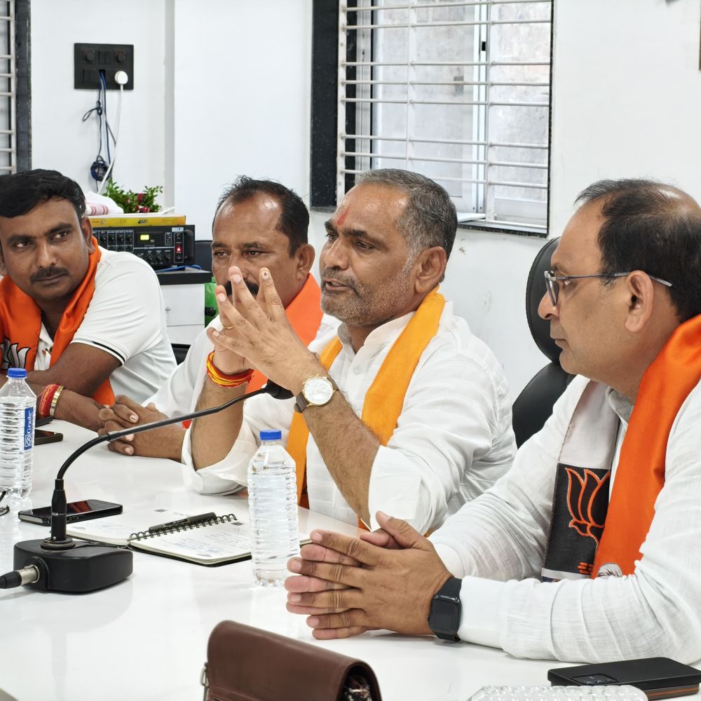 બંદૂક સાથે નાચતાં દેખાતાં પોલીસે જાહેરનામા ભંગની ફરિયાદ નોંધી:છોટાઉદેપુર સાંસદ જશુ રાઠવાએ કહ્યું, 'હથિયાર સાથે નાચવું આદિવાસી પરંપરા'
