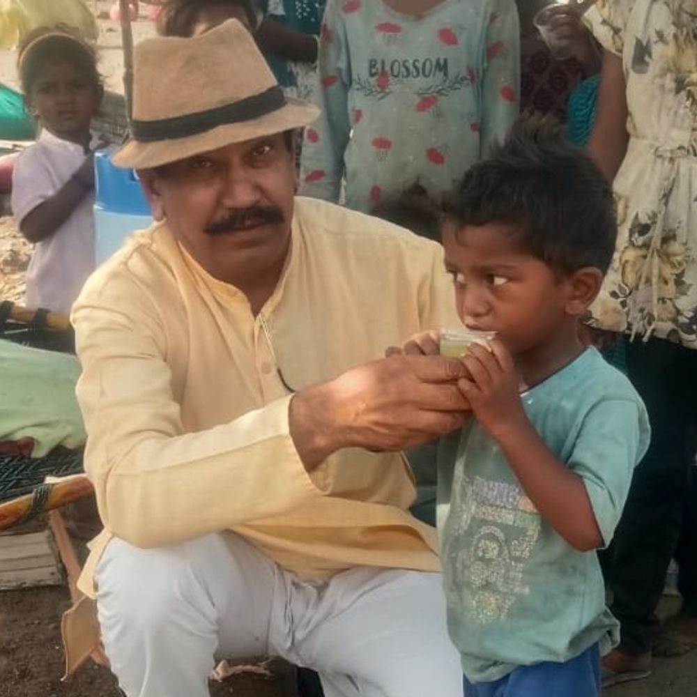 નિવૃત્ત શિક્ષકે સફાઈકર્મીઓને ગરમીમાં શરબત પીવડાવ્યું:સુરેન્દ્રનગરમાં 50 થી વધુ કર્મચારીઓને વરિયાળી શરબતનું વિતરણ