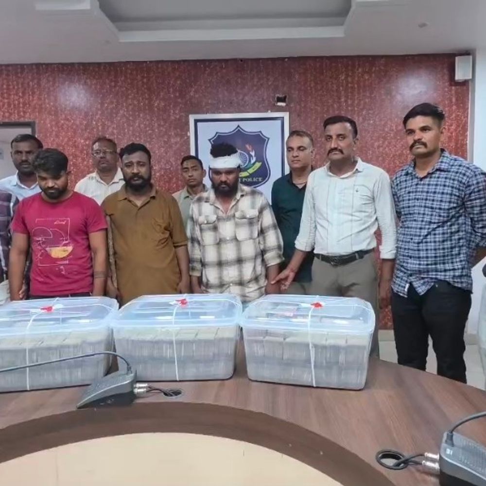 દાહોદમાં 1.46 કરોડની લૂંટનો કેસ ઉકેલાયો:પોલીસે 4 આરોપી ઝડપીને 1.35 કરોડ રિકવર કર્યા; અન્ય 4 ફરાર
