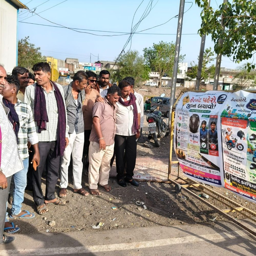 બોટાદ ટ્રાફિક પોલીસનો હેલ્મેટ જાગૃત્તિનો નવો પ્રયોગ કર્યો:જ્યોતિગ્રામ સર્કલ ખાતે વાહનચાલકોને દંડને બદલે પોસ્ટરો વંચાવ્યા, હેલ્મેટના ફાયદા- ન પહેરવાના નુકસાનથી જાગૃત કરાયા