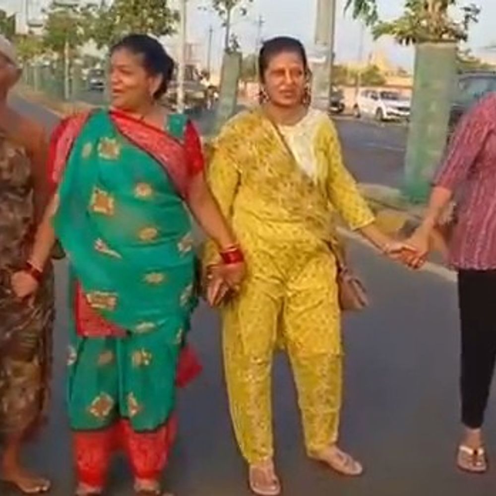 જામનગરમાં પાણી-સુવિધાના અભાવે મહિલાઓનો રોષ:ખંભાળિયા હાઈવે પર ચક્કાજામ કરી વિરોધ નોંધાવ્યો