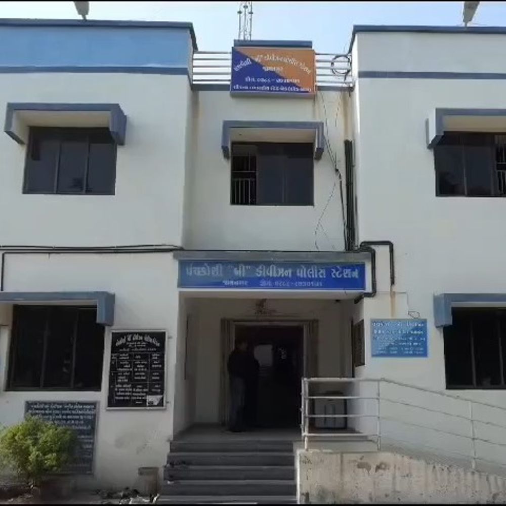 દરેડમાં ગેરકાયદે ગેસ રિફિલિંગ ઝડપાયું:સલામતી વિના ઘરેલુ બાટલામાં ગેસ ભરી વેચાણ થતું હતું